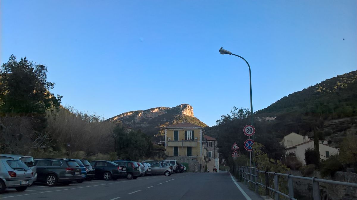 La Rocca di Corno al sole già di prima mattina